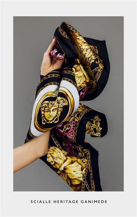 Pañuelos y bufandas Versace para Mujer.